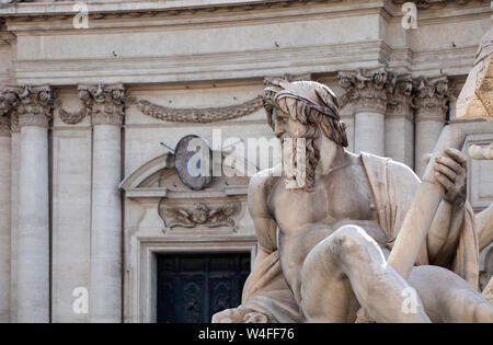 Un détail de la statue du Gange sur la fontaine baroque des quatre rivières de la Piazza Navona à Rome. Banque D'Images