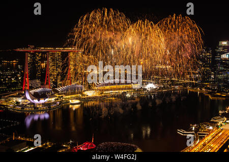D'artifice éclatent en face de la Marina Bay Sands Singapore Banque D'Images