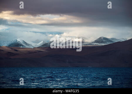 Le lac Tso Moriri Ladakh en région de l'Inde est l'un des lacs de haute altitude dans le monde situé à une altitude de 14 836 ft au-dessus du niveau de la mer. Banque D'Images