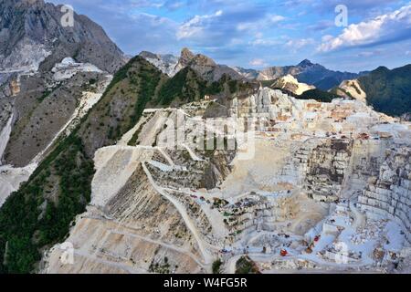 Vue aérienne de la montagne de la pierre et des carrières de marbre dans le parc naturel régional des Alpes Apuanes situé dans les Apennins en Toscane, Massa Carrara Banque D'Images