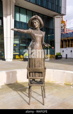 Statue d'Emmeline Pankhurst, par Hazel Reeves, sur la Place Saint Pierre, Manchester, Angleterre, RU Banque D'Images