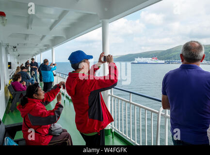 Passagers à bord du P&O European Ferries Highlander prendre des photos qu'il s'écarte de Cairnryan Stranraer, sur la route à Larne en Irlande du Nord. Banque D'Images