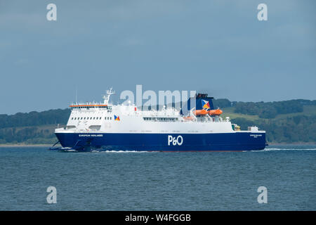 Le P&O European Ferries Highlander arrivant à Cairnryan Stranraer, sur la route de Larne en Irlande du Nord. Banque D'Images