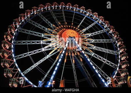 Grande Grande roue illuminée par nuit, l'Oktoberfest. Banque D'Images