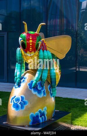 Beejing, par Jessica Perrin, l'un de l'abeille dans la ville des sculptures, à l'extérieur de l'hôtel Crown Plaza, campus de l'Université de Manchester, Angleterre, RU Banque D'Images