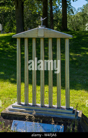 2000 Temple, une sculpture par George Wyllie, marquant l'emplacement de la première usine de Rolls Royce. Hulme Park, Manchester, Royaume-Uni. Banque D'Images