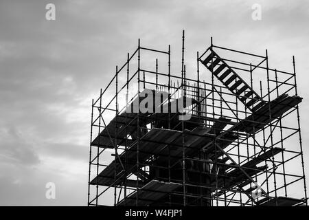 Tour est en construction, les escaliers et les structures d'échafaudage, noir et blanc photo silhouette Banque D'Images