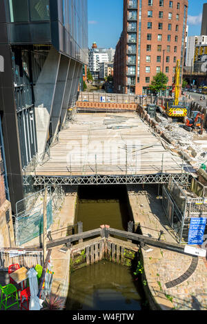 Partiellement démantelés, construit sur la plate-forme p16 pour la construction de l'axe Tower apartment block, Whitworth St. West, Manchester, UK Banque D'Images