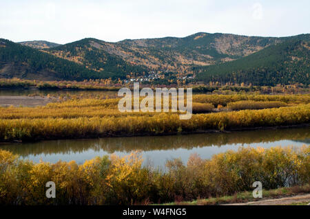 Entre Ulan Ude et Ust-Barguzin Russie, automne vue sur la rivière avec village de distance Banque D'Images