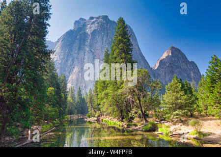 Vue sur la rivière Merced et El Capitan au Yosemite National Park, États-Unis Banque D'Images