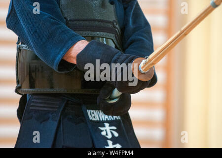 Jeune homme pratiquant le Kendo avec sabre en bois. Banque D'Images