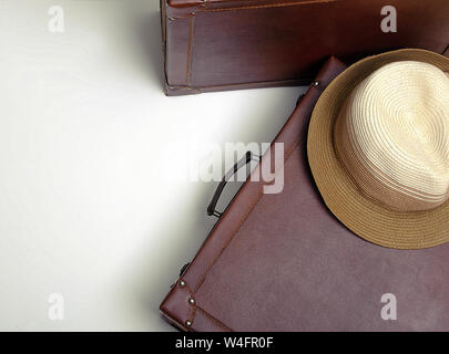 Deux valises en cuir avec un chapeau sur le dessus. Forfait vacances. Banque D'Images