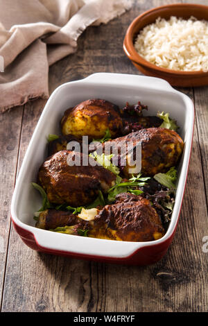 Poulet tandoori grillés avec du riz basmati sur table en bois Banque D'Images