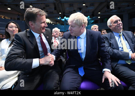 Jeremy Hunt (deuxième à gauche) félicite Boris Johnson (deuxième à droite) à la reine Elizabeth II Centre à Londres où il a été annoncé que le nouveau chef du parti conservateur, et deviendra le prochain premier ministre. Banque D'Images