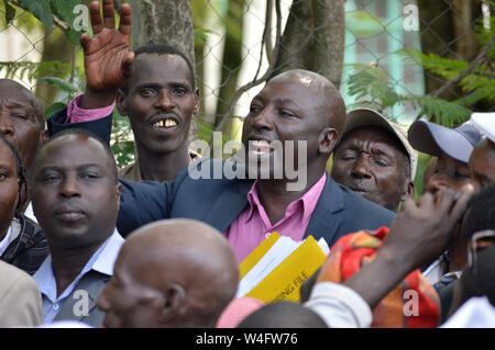 Nakuru, vallée du Rift, au Kenya. 22 juillet, 2019. Un homme chante des slogans tout en faisant un geste après audition de l'affaire principale d'obtenir une indemnisation a été suspendu en attendant la confirmation de l'état de l'IDP's Conseil d'administration.Le gouvernement a été blâmé pour compenser de façon irrégulière et de l'IDP de faux innocents laissant avec rien. Les plus de 100 000 personnes touchées par les violences post-électorales ont été qui croupissent dans la pauvreté depuis des années, car ils attendent l'indemnisation par le gouvernement. Kenya 2007-2008 sondage après la violence conduit à la mort, les déplacements forcés et la destruction de la pauvreté. (Cred Banque D'Images