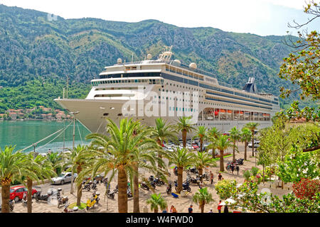 Navire de croisière MSC 'Opera' au port de croisière de Kotor, Monténégro. Banque D'Images