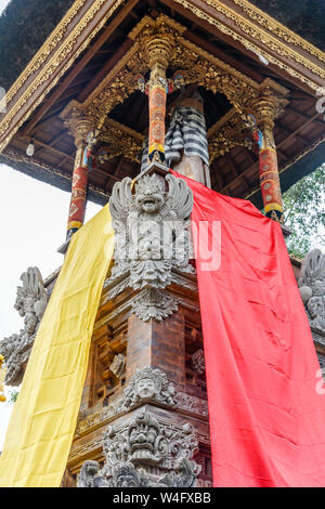 Pavillon de tambour balinais balle kulkul (Bale kul-kul) pour un tambour à fente. Bali, Indonésie. Image verticale. Banque D'Images