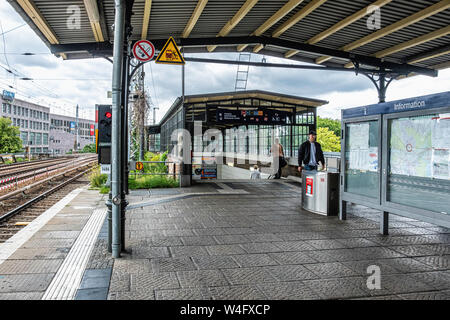 S Berlin-Köpenick, S-Bahn Gare avec plateforme couverte et escaliers de sortie au niveau du sol Banque D'Images