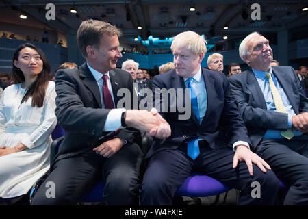 (De gauche à droite) Lucia Hunt, Jeremy Hunt, félicitant Boris Johnson et Sir Edward Lister, au Queen Elizabeth II Centre à Londres où M. Johnson a été annoncé comme le nouveau chef du parti conservateur, et deviendra le prochain premier ministre. Banque D'Images