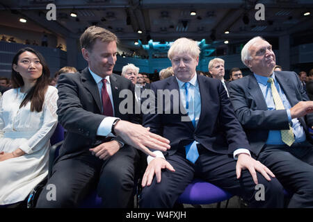 (De gauche à droite) Lucia Hunt, Jeremy Hunt, félicitant Boris Johnson et Sir Edward Lister, au Queen Elizabeth II Centre à Londres où M. Johnson a été annoncé comme le nouveau chef du parti conservateur, et deviendra le prochain premier ministre. Banque D'Images