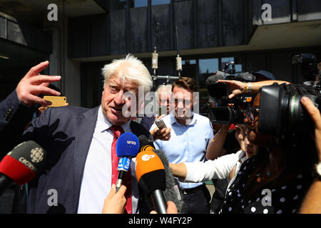 Stanley Johnson quitte le centre de la reine Elizabeth II à Londres, où le nouveau chef du parti conservateur, a été annoncée comme Boris Johnson. Banque D'Images