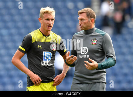 Southampton Christoph Klarer (à gauche) parle avec Southampton manager Ralph Hasenhuttl Banque D'Images