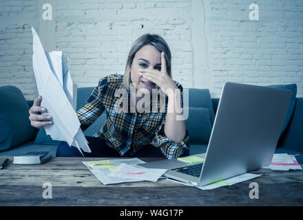 Portrait de jeune femme désespérée stressé contrôle la comptabilité bancaire en ligne home finance pas en mesure de payer des dettes, hypothèque, loyer et expe Banque D'Images
