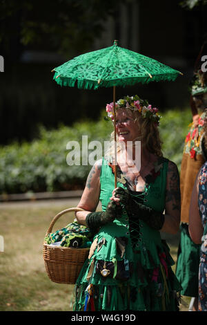 Morris Dancers recueillir l'extérieur du Parlement à Westminster, Londres, pour protester contre le début de mai vacances de banque étant ramené quatre jours l'an prochain pour coïncider avec le 75e anniversaire du Jour de la victoire. Banque D'Images