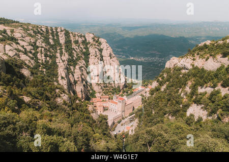 Vue sur le monastère de Montserrat au sommet d'une montagne. Banque D'Images