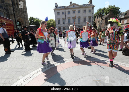 Morris Dancers recueillir l'extérieur du Parlement à Westminster, Londres, pour protester contre le début de mai vacances de banque étant ramené quatre jours l'an prochain pour coïncider avec le 75e anniversaire du Jour de la victoire. Banque D'Images