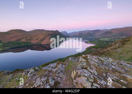 Lever du soleil à partir de l'Orme de rocher surplombant Ullswater Banque D'Images