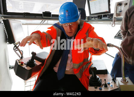 Hoto Filep en date du 30/07/13 de Boris Johnson sur une visite à DP World London Gateway dans l'Essex, au cours de son mandat de maire de Londres. M. Johnson a été élu par les membres du parti conservateur comme le nouveau chef du parti, et deviendra le prochain premier ministre du Royaume-Uni. Banque D'Images