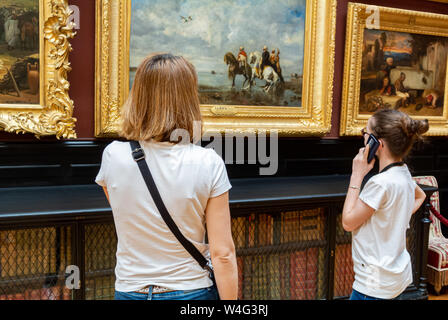 Portrait Mère et fille à la recherche des peintures à l'huile classique au musée Condé à Chantilly, à Chantilly, France Banque D'Images