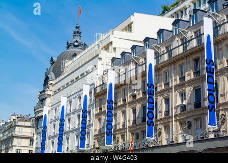 Bazar de l'Hotel de Ville connu sous le nom de BHV avec signes alléchants, Paris, France Banque D'Images