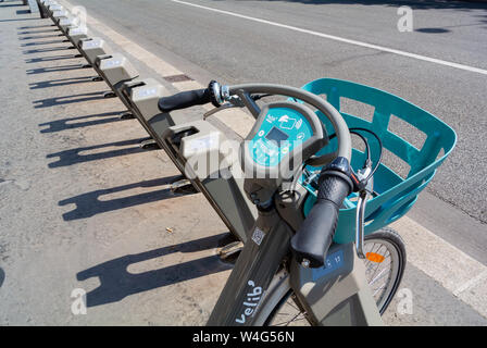 Velib à un parking, vélos publics, un moyen de transport pour les Parisiens, Paris, France Banque D'Images