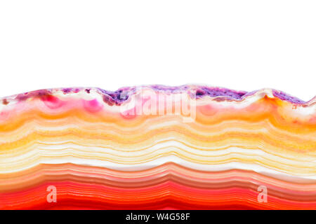 Résumé fond, orange et rouge à rayures coupe d'agate minéral isolé sur fond blanc Banque D'Images