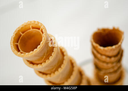 Libre d'un groupe de ice cream cones sur fond blanc. Banque D'Images