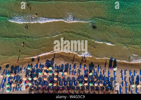 Vue aérienne de la plage Paradise Beach avec parasols colorés, à l'île de Thassos, Grèce. Piscine personnes en mer Banque D'Images