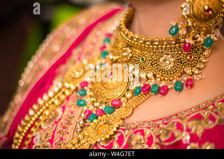 Porter des bijoux indiens mariée Collier en or traditionnel, jour de mariage Banque D'Images