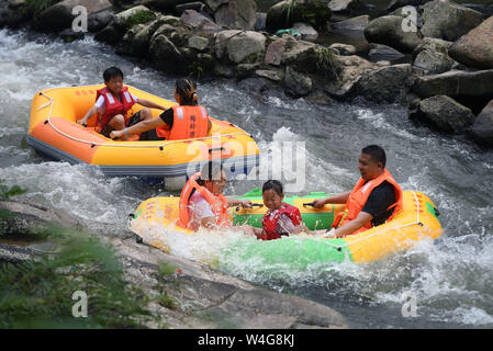 Nanchang, province de Jiangxi en Chine. 23 juillet, 2019. L'expérience des touristes à la dérive dans la zone panoramique de Meiling Nanchang City, province de Jiangxi, Chine orientale, le 23 juillet 2019. Credit : Wan Xiang/Xinhua/Alamy Live News Banque D'Images