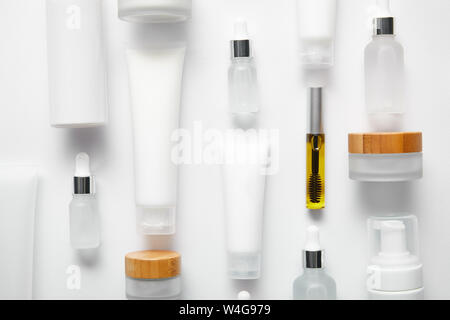 Mise à plat des tubes avec crème crème pour les mains, flacon mascara avec de l'huile, cosmétique verre bouteilles, bocaux et distributeurs de cosmétiques on white Banque D'Images