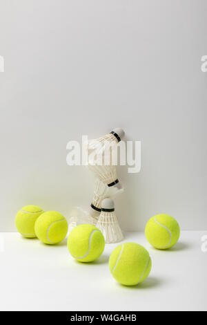 Volants de badminton blanc et balles de tennis jaune sur fond blanc Banque D'Images