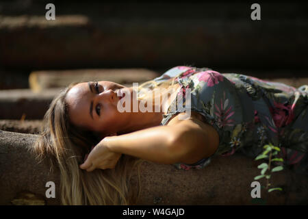 Portrait of a Girl sitting on logs. Banque D'Images