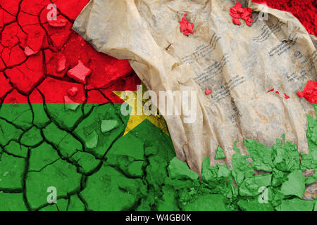 Le drapeau du Burkina Faso, le drapeau est représenté sur la terre craquelée. Concept de l'écologie avec la pollution par les déchets ménagers et industriels. Banque D'Images