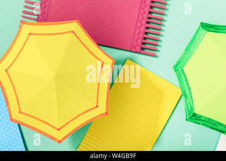 Vue rapprochée de papier serviettes et parasols sur fond bleu turquoise Banque D'Images