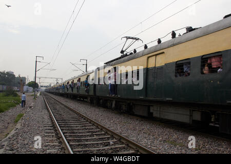 Train de voyageurs surchargé, Delhi, Inde Banque D'Images