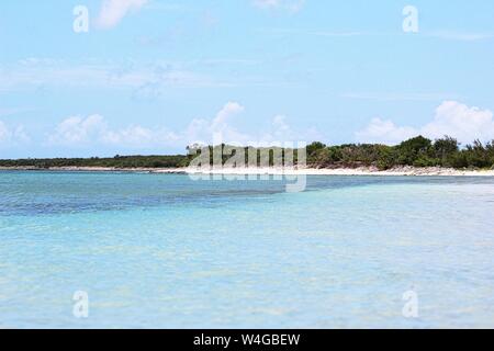 Seascape idyllique de calme, l'eau bleu côtières sur une plage privée dans les îles Turques et Caïques. Banque D'Images