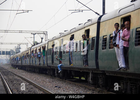 Les passagers suspendu à la portes, Delhi, Inde Banque D'Images