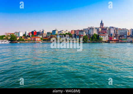 Vue panoramique sur Istanbul. Cityscape Panorama de la célèbre destination touristique de la baie corne d'une partie de détroit du Bosphore. Paysage Voyage Bosphore, Turk Banque D'Images