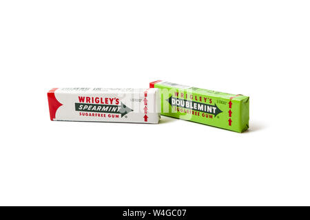 Chisinau, Moldova - Juillet 21, 2019 : Doublemint et Spearmint Chewing-gums faite par Wrigley isolated on white with clipping path Banque D'Images